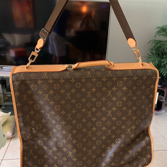 Louis Vuitton - Picture 1 of 9